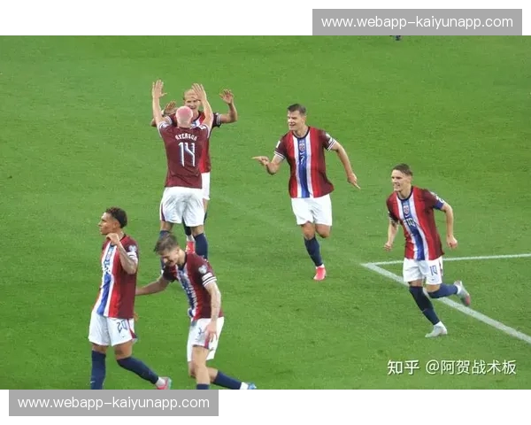 绿茵巅峰的灵魂博弈：当拉普拉塔大学生的铁血遇上国民竞技的浪漫